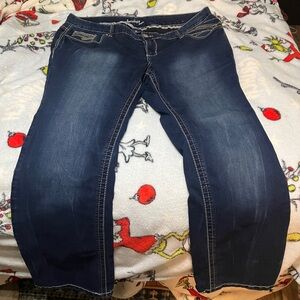 Amethyst Jeans size 20 
70% cotton 
28% polyester 
2% spandex 
31 inch inseam